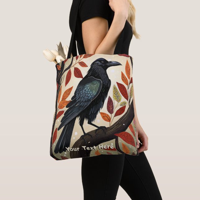 Farbenfroher Raven in einem Baum Tasche (Von Nahem)