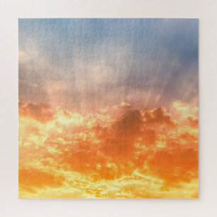 Farbenfroher Sonnenuntergang: feuchter Himmel.