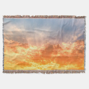 Farbenfroher Sonnenuntergang: feuchter Himmel. Decke