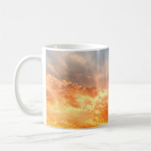 Farbenfroher Sonnenuntergang: feuchter Himmel. Kaffeetasse