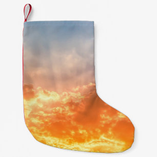 Farbenfroher Sonnenuntergang: feuchter Himmel. Kleiner Weihnachtsstrumpf