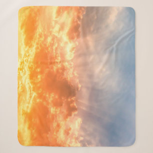 Farbenfroher Sonnenuntergang: feuchter Himmel. Sherpadecke