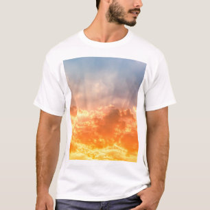 Farbenfroher Sonnenuntergang: feuchter Himmel. T-Shirt