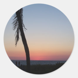 Farbenfroher tropischer Sonnenuntergang auf einem Runder Aufkleber
