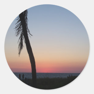 Farbenfroher tropischer Sonnenuntergang auf einem Runder Aufkleber