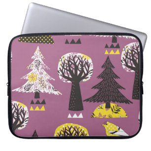 Farbenfroher Wald mit Vögeln, nahtlose Fliesen. Laptopschutzhülle