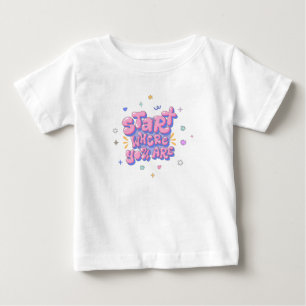 Farbenfroher Zitat-Text in Blasenlettern Baby T-shirt