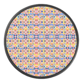 Farbenfrohes geometrisches Muster auf einem runden Eishockey Puck