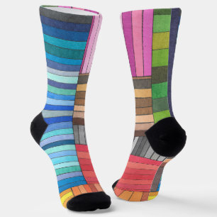 Farbenfrohes geometrisches Streifenmuster im Regen Socken