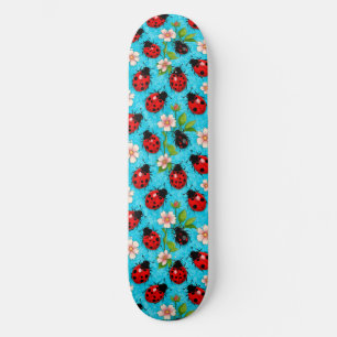 Farbenfrohes Marienkäfermuster mit Blumen Skateboard
