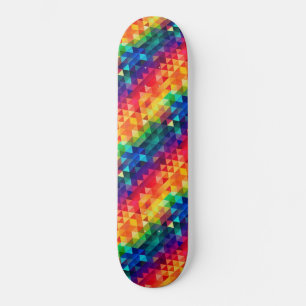 Farbenfrohes Regenbogendreieck-Wiederholungsmuster Skateboard