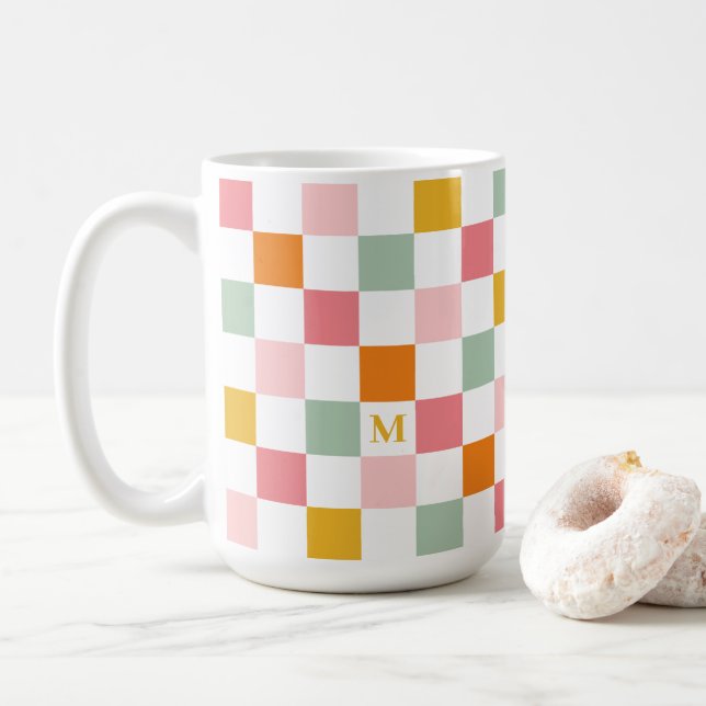 Farbenfrohes Schachbrett-Monogramm Kaffeetasse (Mit Donut)