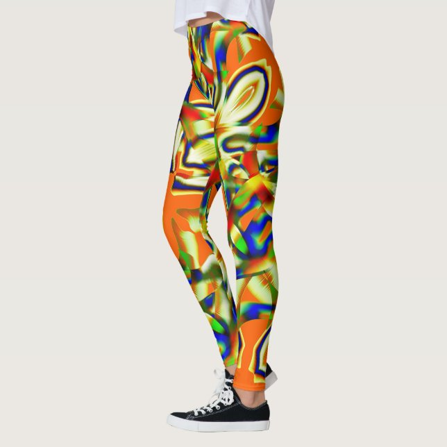 Farbflecken auf gestrichenen, grünlich-beigen Stre Leggings (Links)