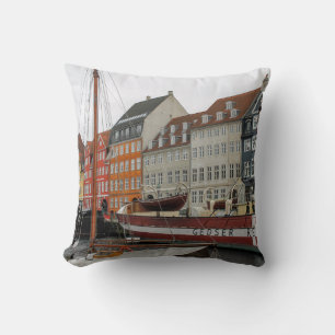 FARBHAFTE GEBÄUDE NEBEN DEM FLUSS KISSEN