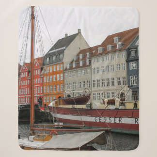 FARBHAFTE GEBÄUDE NEBEN DEM FLUSS SHERPADECKE