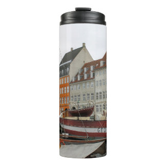 FARBHAFTE GEBÄUDE NEBEN DEM FLUSS THERMOSBECHER