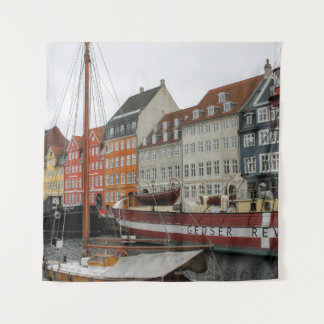 FARBHAFTE GEBÄUDE NEBEN DEM FLUSS WANDTEPPICH