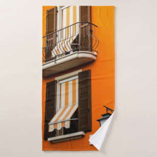 FARBHAFTE ITALIENISCHE FASSADE UND FENSTER BADEHANDTUCH