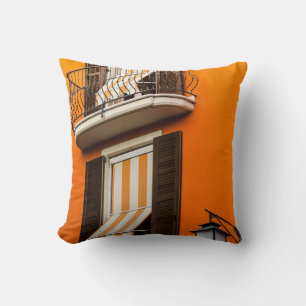 FARBHAFTE ITALIENISCHE FASSADE UND FENSTER KISSEN