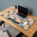 FARBHAFTE RETRO-BLÄTTER GROOVY BOTANICAL Girl Schreibtischunterlage<br><div class="desc">Groovy inspiriertes Digitalbild von Blätter in einer eleganten, warmen Erdpalette aus gelb-orange, rosa, staubblau und grün über einem WEISSEN Hintergrund. Cool und feminin und elegant, Verfügbar auf vielen Produkten. Diese feurigen Farben rufen ein Gefühl von Abenteuer und Zuversicht hervor, machen die Schreibtischmatte zu einem Aussagestück in jedem Büro oder studieren...</div>