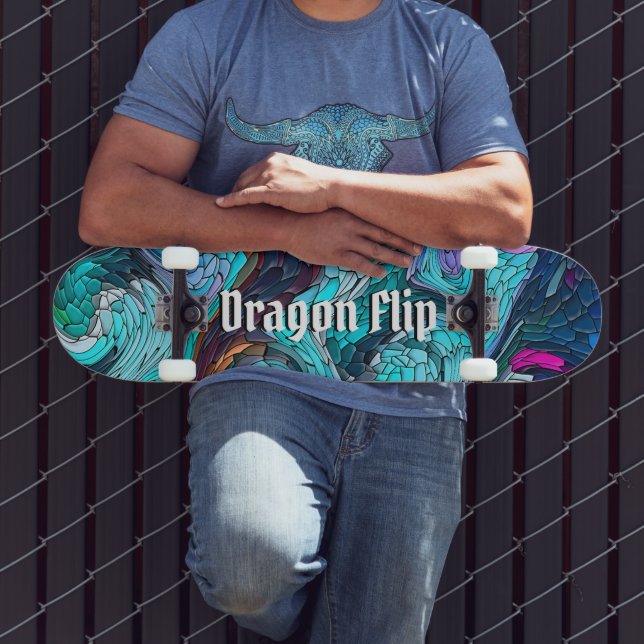 Farbige Abstrakte Mosaikdrachenskala mit Text Skateboard (Außenbereich 3)