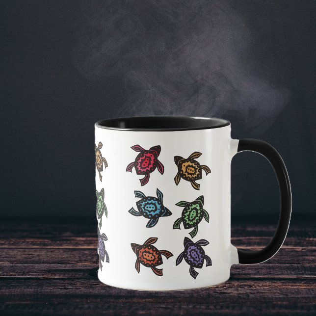 Farbige Abstrakte Schildkröten Kaffee Tasse (Bunch of black abstract turtles with designs and shells in multiple bright colours on coffee mug.)