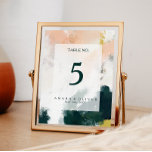 Farbige Abstrakte Tischnummer<br><div class="desc">Diese farbenfrohe abstrakte Tischnummer ist perfekt für Ihre einzigartige moderne Hochzeit. Handgemalt mit strukturierten Pinselstrichen aus dunklem Smaragdgrün,  Pfirsich und Senf,  alles überlagert mit einem minimalistisch transparenten Quadrat,  ist es sicher,  Ihrem Anlass ein einfaches,  aber rustikales bohemianisches Gefühl zu geben.</div>