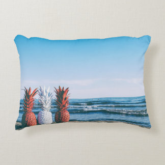 Farbige Ananas am Strand Zierkissen