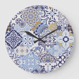Farbige Azulejos-Fliesen: handgezeichnet Muster. Große Wanduhr