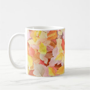 Farbige Blätter des Herbstes Kaffeetasse
