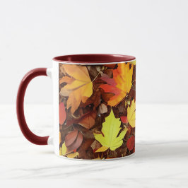 Farbige Blätter des Herbstes Tasse