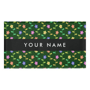 Farbige Blume, grüner Hintergrund, schwarz Namenschild