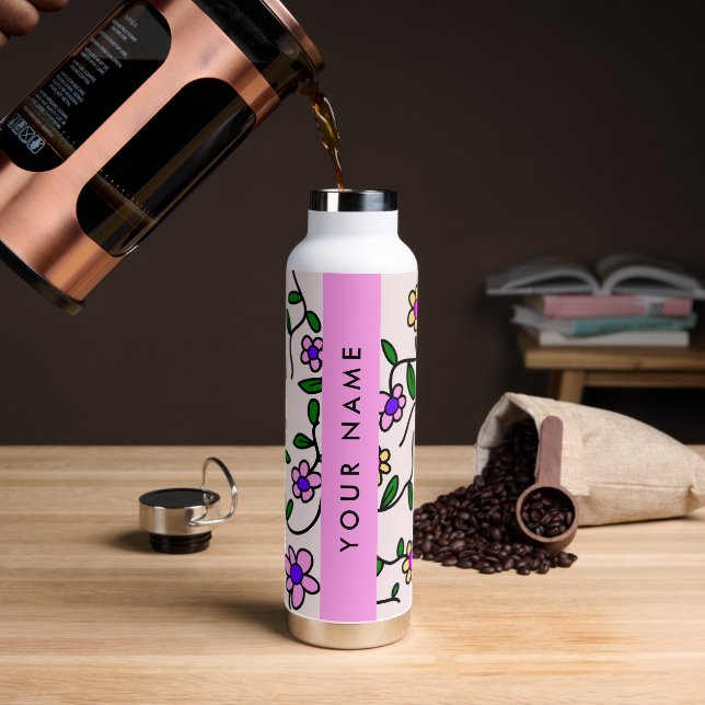 Farbige Blume, rosa Hintergrund, rosa Trinkflasche (Kaffee)