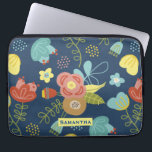 Farbige Blumenmuster Dunkelblau Personalisiert Laptopschutzhülle<br><div class="desc">Niedliche farbige Blume auf dunkelblauem Hintergrund mit optionaler Personalisierung.</div>