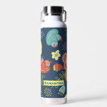 Farbige Blumenmuster Dunkelblau Personalisiert Trinkflasche<br><div class="desc">Niedliche farbige Blume auf dunkelblauem Hintergrund mit optionaler Personalisierung.</div>