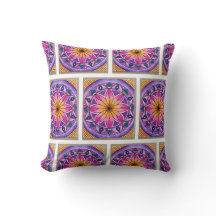 Farbige Boho-inspirierte Couchkissen