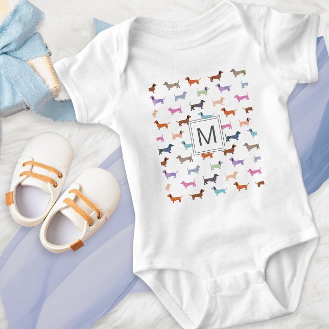 Farbige Dackeln Niedlich Wurst Hunde Gemustert Baby Strampler (A cute baby bodysuit with pattern of colorful dachshunds and monogram initial)
