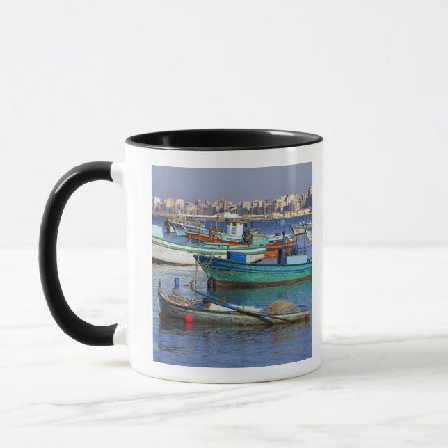 Farbige Fischerboote im Hafen von Tasse (Links)