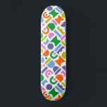 Farbige geometrische Formen Skateboard<br><div class="desc">Ein farbenfrohes und modernes Design mit geometrisch geschnittenen Formen. Dieses spielerische Design wird durch den modernen Retro-Stil der Mitte des Jahrhunderts inspiriert. Die Farbpalette in diesem abstrakten Muster ist blau,  lila,  rosa,  grün,  gelb,  rosa und orange,  die Farbe ist weiß.</div>