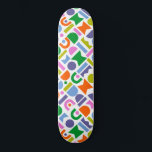 Farbige geometrische Formen Skateboard<br><div class="desc">Ein farbenfrohes und modernes Design mit geometrisch geschnittenen Formen. Dieses spielerische Design wird durch den modernen Retro-Stil der Mitte des Jahrhunderts inspiriert. Die Farbpalette in diesem abstrakten Muster ist blau, lila, rosa, grün, gelb, rosa und orange, die Farbe ist weiß.</div>