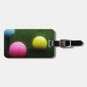 farbige Golfbälle und Karren Gepäckanhänger