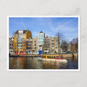 Farbige Grachtenhäuser und Boot in Amsterdam Postkarte