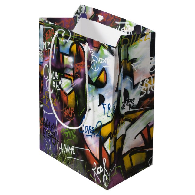 Farbige Graffiti-Wörter Mittlere Geschenktüte (Rückseite Schrägansicht)