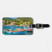 Farbige griechische Fischerboote im Hafen von Kion