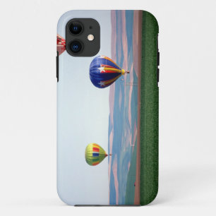 Farbige Heißluftballons schwimmen über Weizen iPhone 11 Hülle