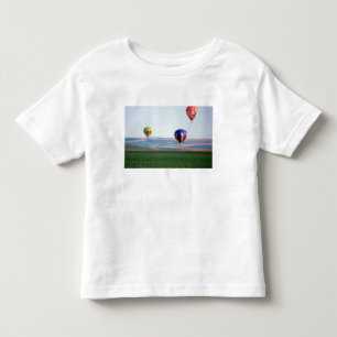Farbige Heißluftballons schwimmen über Weizen Kleinkind T-shirt
