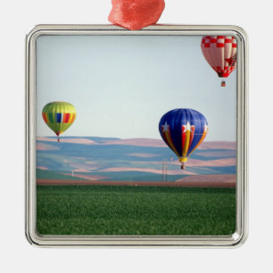 Farbige Heißluftballons schwimmen über Weizen Silbernes Ornament