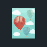Farbige Heißluftballons und weiße Wolken Leinwanddruck<br><div class="desc">Mit diesem Leinwand-Druck, der Bilder von Heißluftballons in Rot, Blau und Grün sowie flauschige weiße Wolken an einem weichen, hellblauen Himmel zeigt, verleihen Sie der Wand einen Stil.</div>