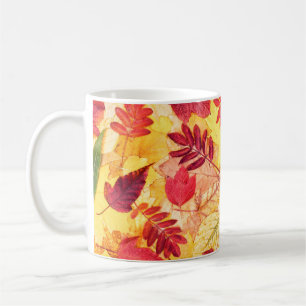 Farbige Herbstblätter. Baumgefallenes Laubmuster. Kaffeetasse