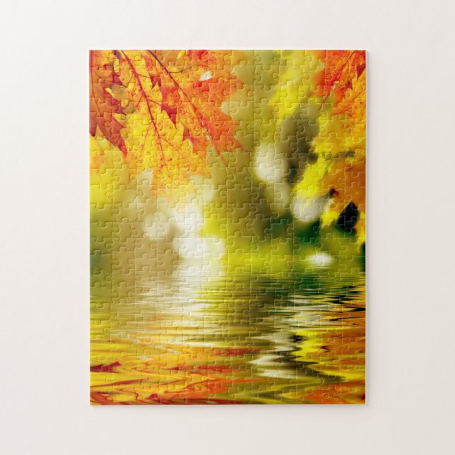 Farbige Herbstblätter, die im Wasser reflektieren  (Vertikal)